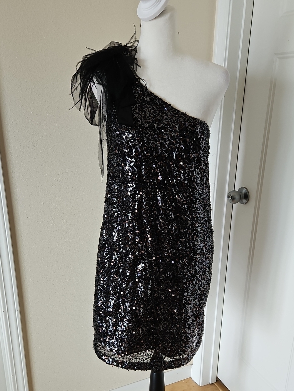 Size 6 Black Sequin Feathered One Shoulder Cocktail Dress by Tahari